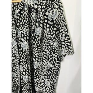 VTG Truffles Womens 16W Black White Floral Short Sleeve Button Up Blouse